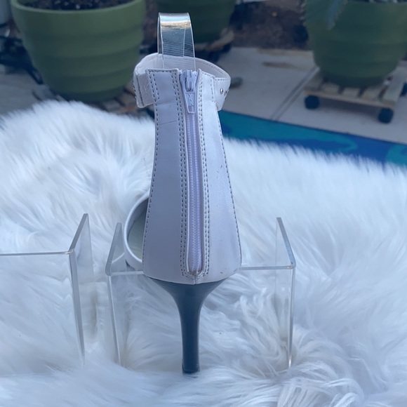🔘🔘PIERRE DUMAS WHITE POINTY TOE HEELS🔘🔘 - Picture 3 of 5